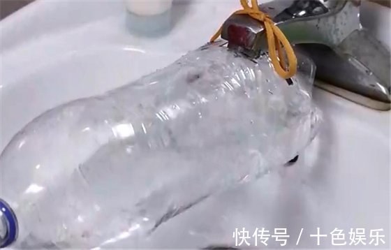 塑料瓶简单割几刀,放在卫生间里,完美解决了经常遇到的大难题