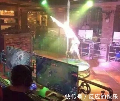 |幽默笑话：朋友买了条假金项链，天天戴着上班，有一次下夜班……