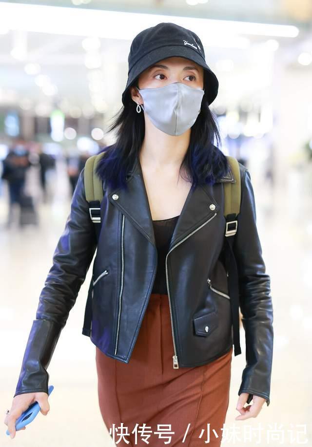 41岁姚晨超会搭，穿黑色皮衣配焦糖色半身裙，真是又美又酷