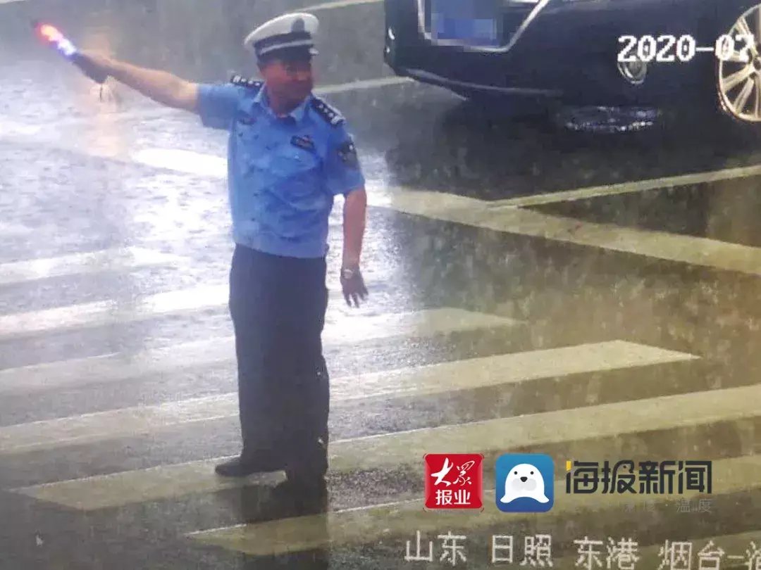 高峰岗|傍晚！监控拍下雨中这一幕！三辆车朝交警“车窗抛物”……