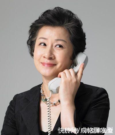 发质|为什么六十岁女人都喜欢短发?发质发量气质变了,短发利落又减龄