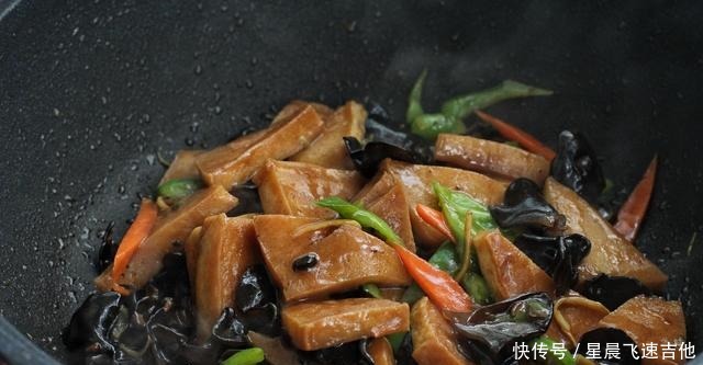 千叶豆腐就用红烧的做法，简单快手，鲜香美味，软嫩入味比肉好吃