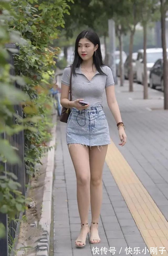 针织短袖 灰色针织短袖搭配牛仔半身裙清爽又时尚,这样的穿搭值得借鉴吗?