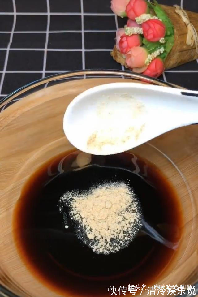 凉拌鸡腿，咸鲜微辣，吃着开胃又下饭，鲜嫩又多汁哟！