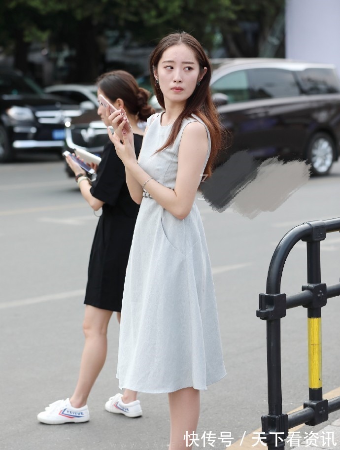 长裙|“长裙加身”,伫立街头,有的人用背影就可以“征服”你