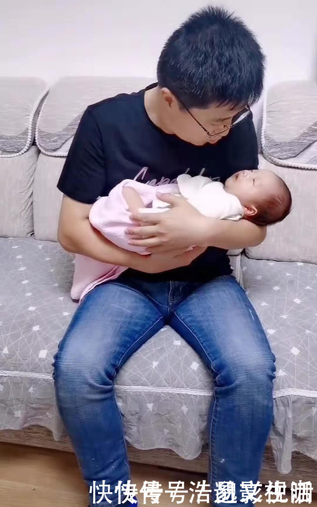 角落|爸爸抱着女儿柔情似水，儿子坐角落“冷眼旁观”，妈妈笑翻