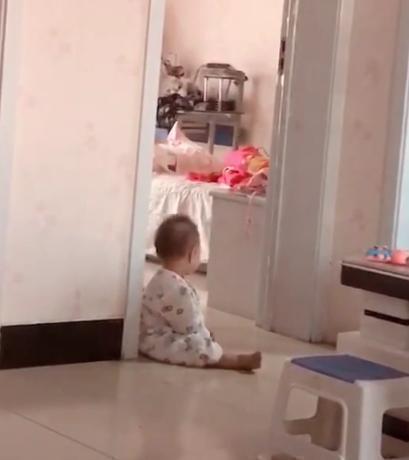 姐姐|弟弟午睡醒来后,坐在姐姐房间门口等姐姐睡醒,画面太有爱了