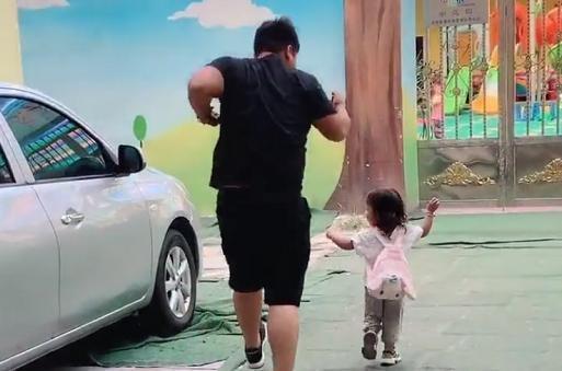 肉肉|奶爸“颤抖式”送娃上学,网友:娃好可爱,好想抱走她爸爸