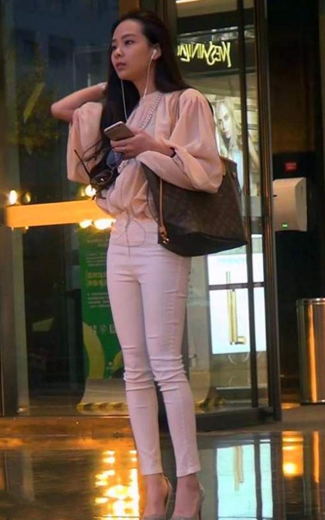 蓝色牛仔裤搭配黑色休闲装,潇洒大方也很显清新的唯美