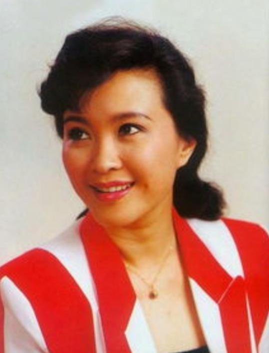 晚年|方舒含泪与白发母亲和解,两个女儿撑起她的晚年