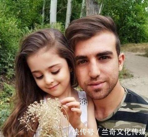 |搞笑趣图段子:女儿太美走路都能收到花,父亲辞职做贴身保镖