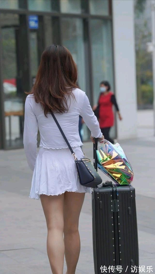 领口 纯白色的吊带裙两件套,干净又纯洁,轻盈透气又性感迷人