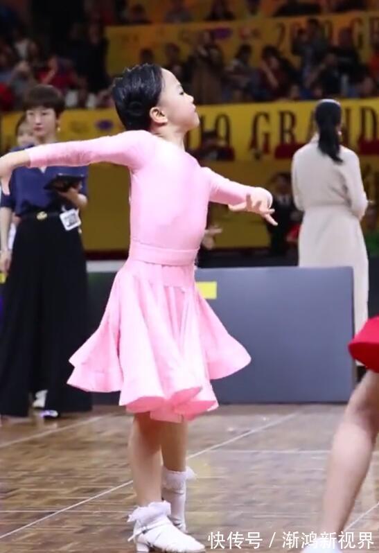 生活环境|表情最“凶”的拉丁舞萌宝火了,舍我其谁的气场,就问你怕不怕