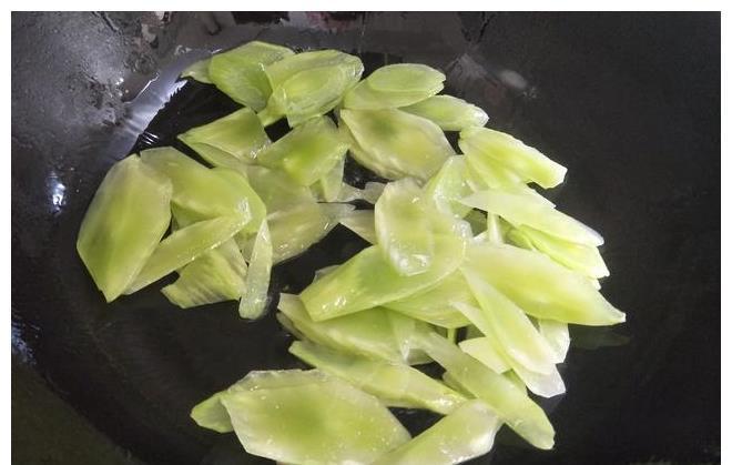 油锅|炒莴苣时,直接放油锅炒是外行,多加1步,莴苣清脆更好吃