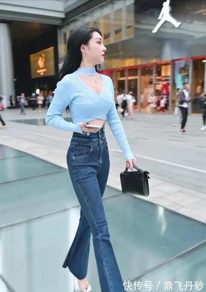 时尚 蓝色针织衫搭配喇叭牛仔裤,清爽靓丽有格调,时尚大气又高级