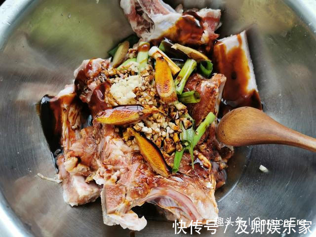 大排骨|排骨不管哪种做法，切记不要焯水，牢记这1步，排骨鲜嫩无腥味