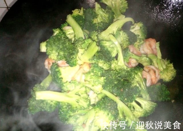 炒虾仁时,记得加上这一步,虾仁又嫩又滑,而且没有腥味