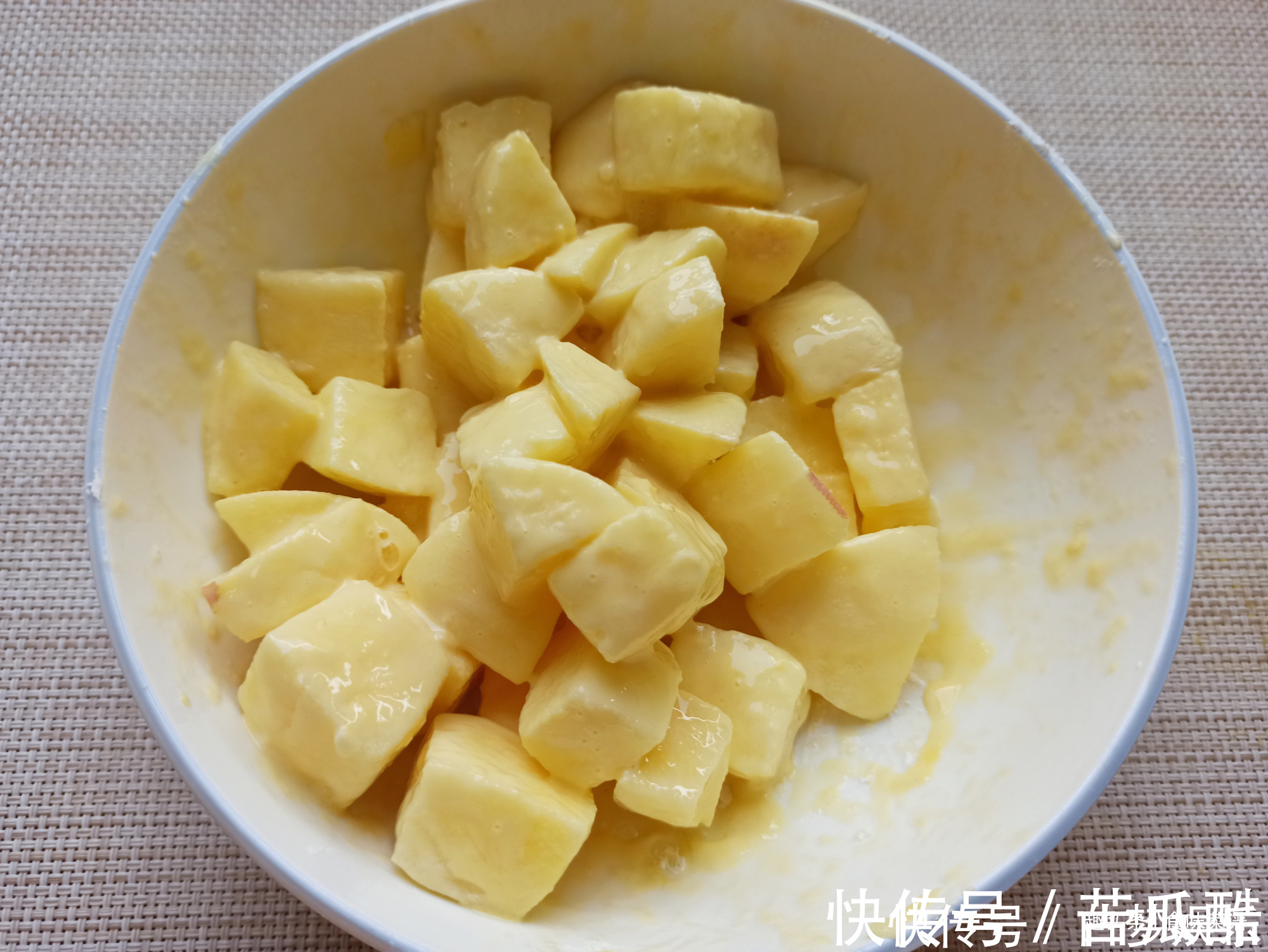 苹果最好吃的做法,加上鸡蛋搅一搅,酥脆香甜,孩子常吃增强记忆