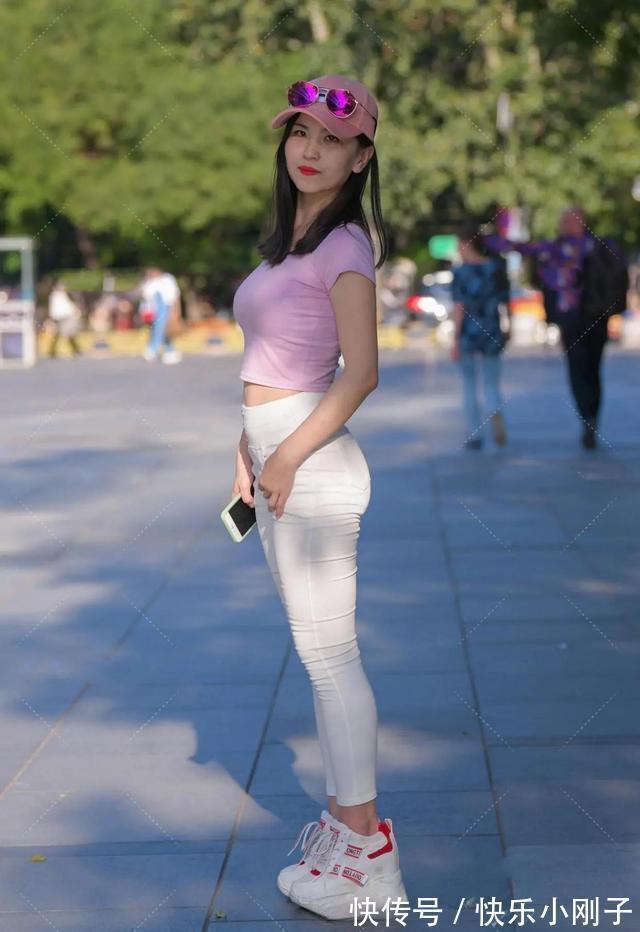 u领 披肩秀发的一字肩打底裤美女,风格多样又舒适耐看