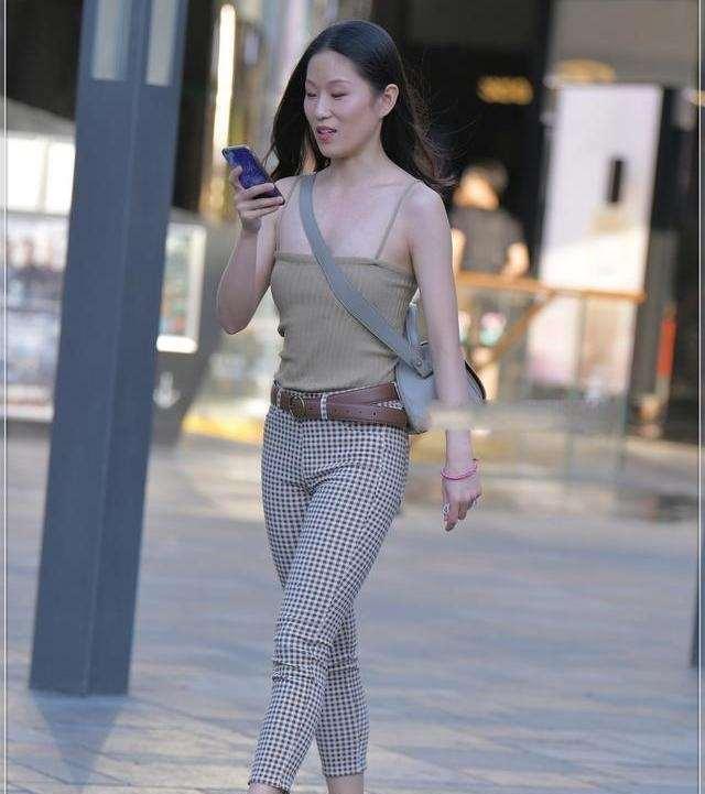 组合 花式打底裤搭配时尚吊带,清新而又时尚