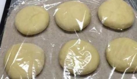 鸡蛋|两个鸡蛋,一碗面粉,不加一滴水,教你做香甜软糯的“面包饼”