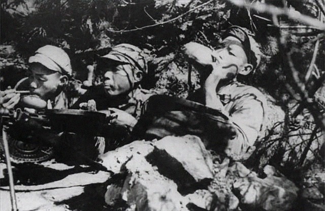 彭德怀|抗美援朝第一仗,彭德怀抢过电话:吃上肉包子没有?邓岳:吃撑了