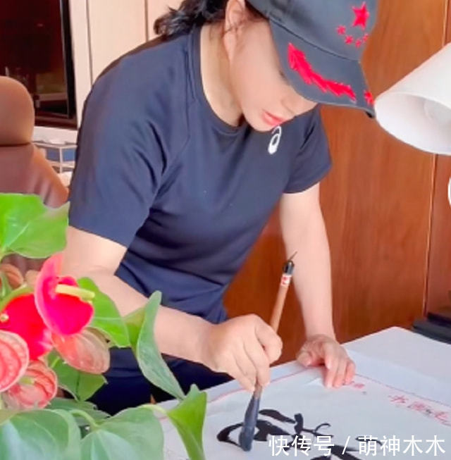 画作@明星卖字画成挣钱新招?姜昆四个字卖出四万多,画鸭子被嘲像乌龟