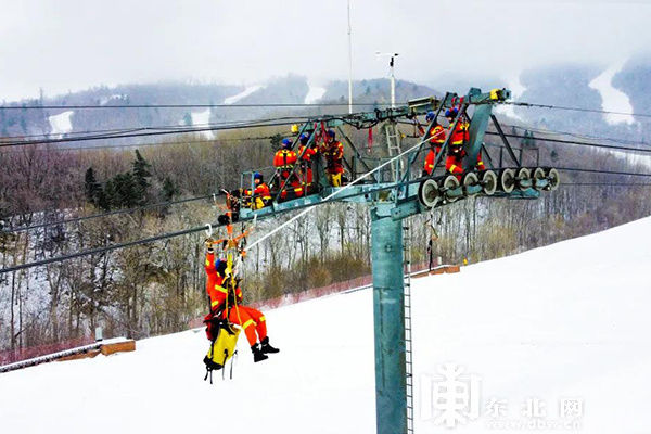 高空索道|冰雪高空索道救援演练 “垂直救援”到位