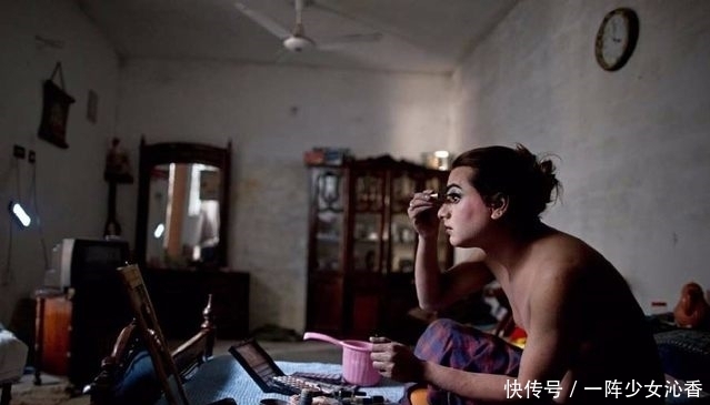 变性人 这些男人晚上变身女性到夜场当舞者,土豪寻开心撒钱打赏