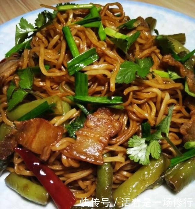 面食|老妈的焖面做成这样,香的流口水,一人一碗不够吃
