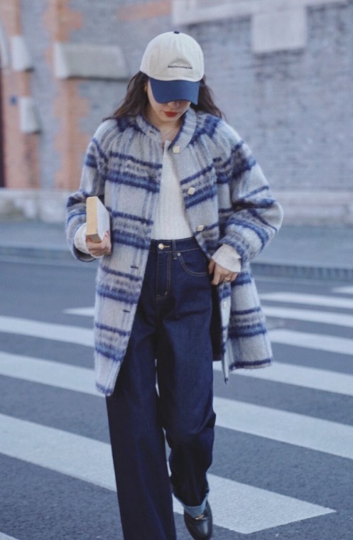 搭配 今年大火的“格纹外套”,比羽绒服还耐穿保暖,洒脱时髦又有气场