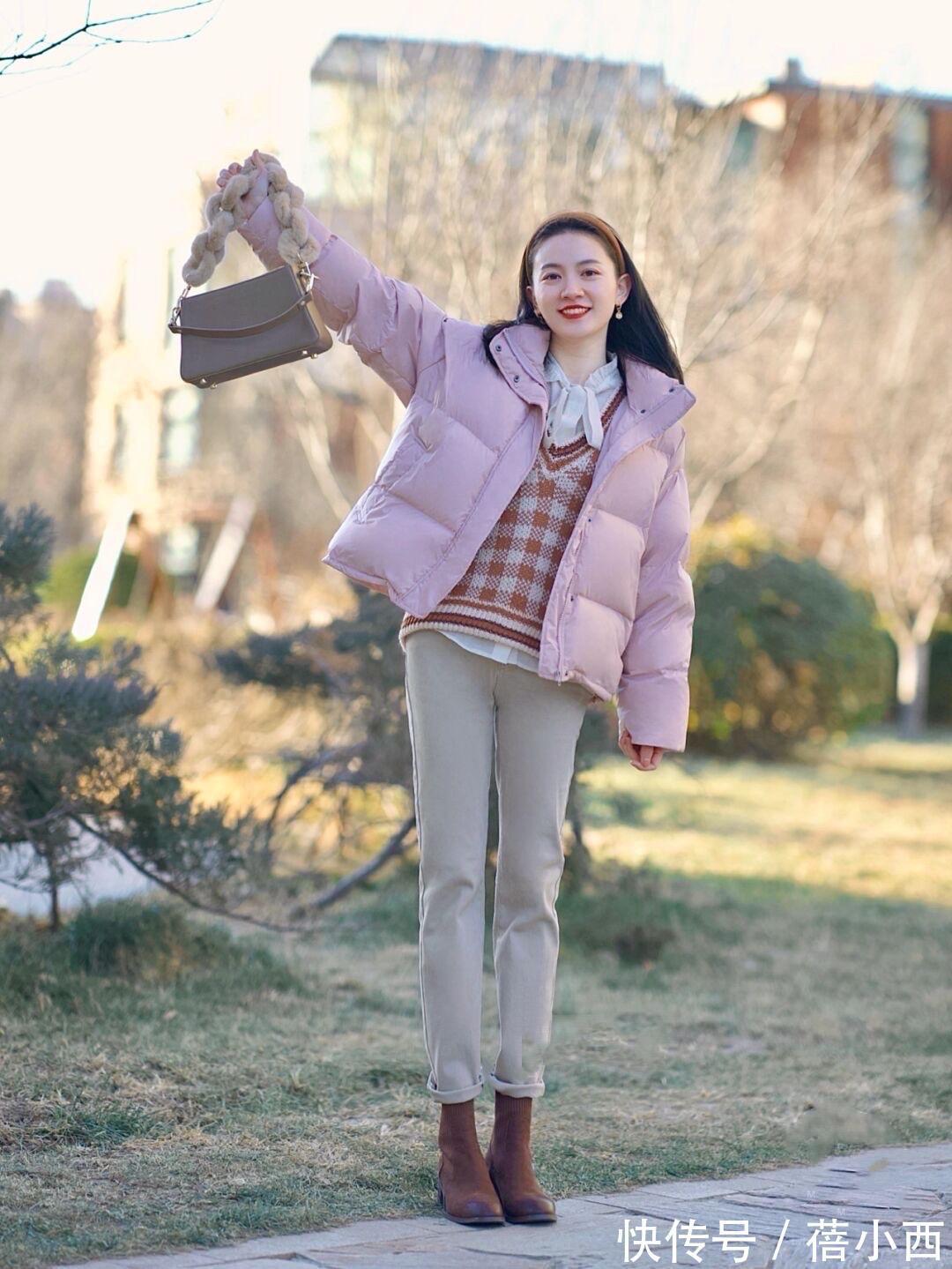女生 “短羽绒服”才是小个子女生的冬日必备,配半身裙、裤子高级时髦
