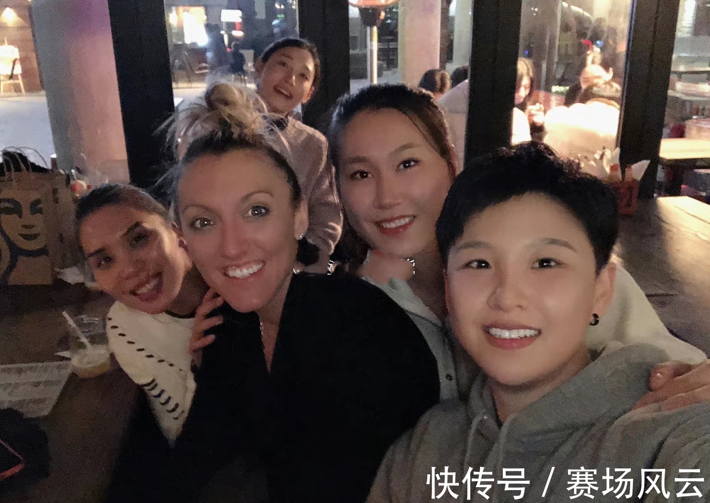 上海女排|上海女排5人聚会!张磊与金软景亲密合照,拉尔森张开大嘴巴搞怪