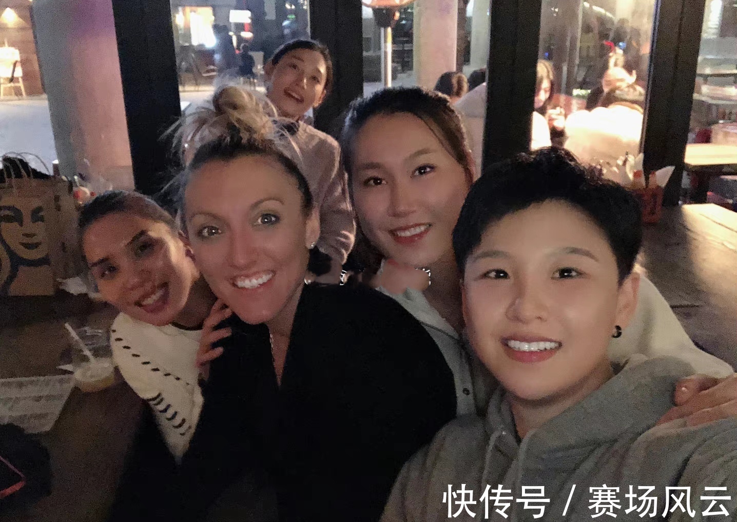 上海女排|上海女排5人聚会！张磊与金软景亲密合照，拉尔森张开大嘴巴搞怪