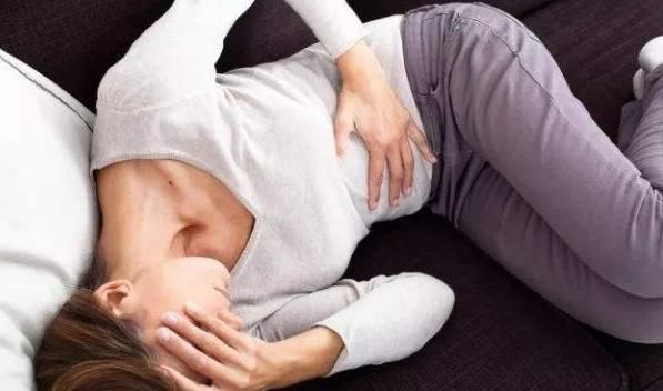 女生痛经|女生痛经疼到打滚？包里常备3种“小零食”，不仅排净淤血还减脂