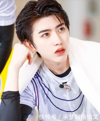 出镜 《奔跑吧兄弟》所有嘉宾都浓妆出镜,只有他一人素颜,太过自信了