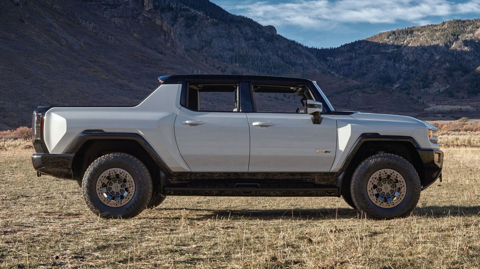 度为|关公战秦琼，全新2022款纯电悍马静态对比2008款悍马H3T