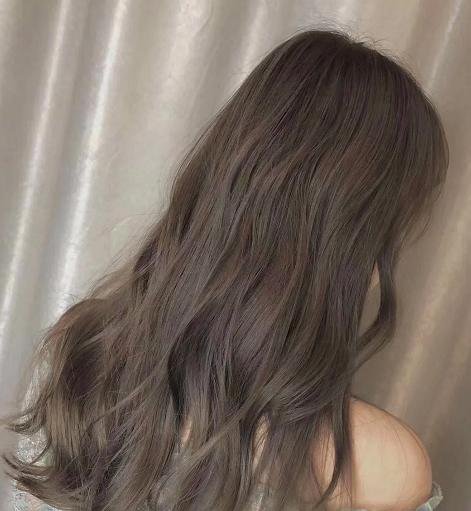 显白的发色，显得人比较甜美，造型也是很美的