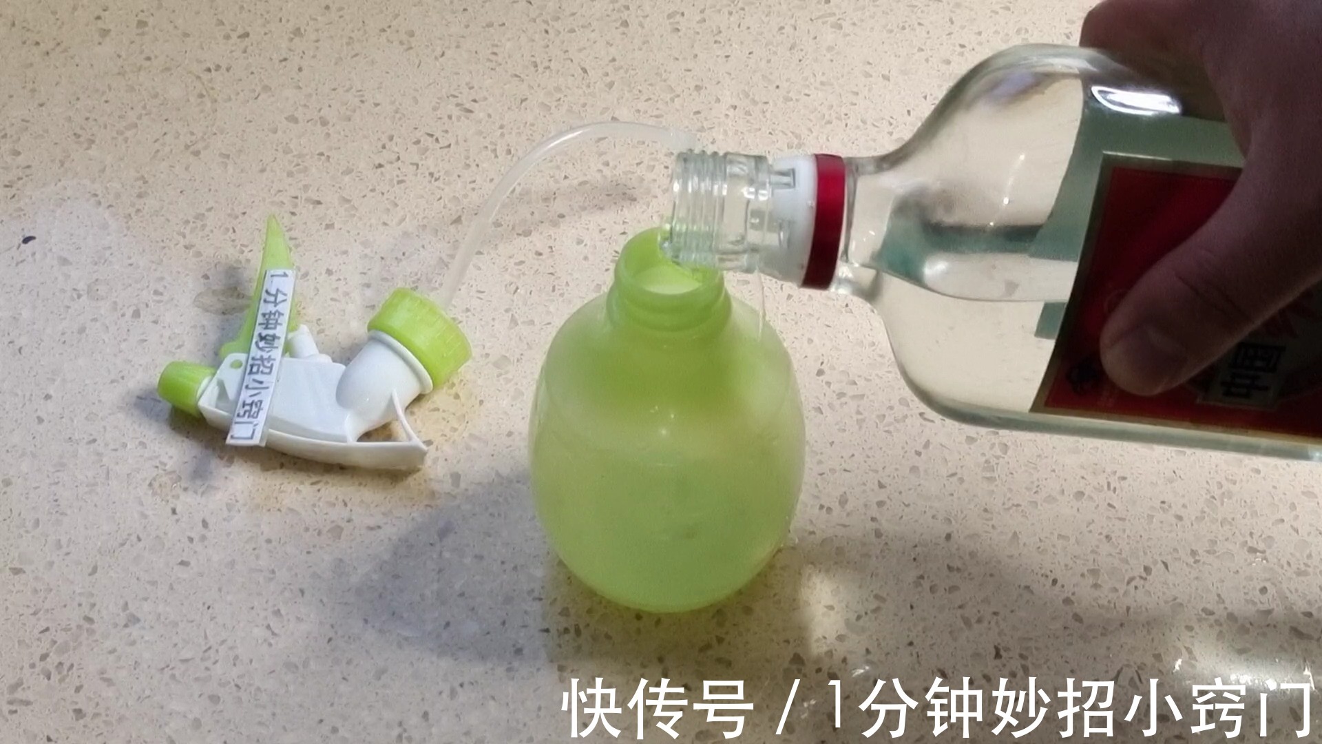 油垢|油烟机多脏也不怕,家政阿姨教你清洗小窍门,油垢污渍轻松洗干净