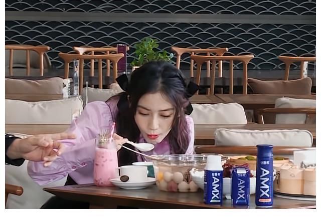 姚译添|蔡徐坤吸管上沾口红被嘲妆浓，镜头放大20倍，全网都欠他一个道歉