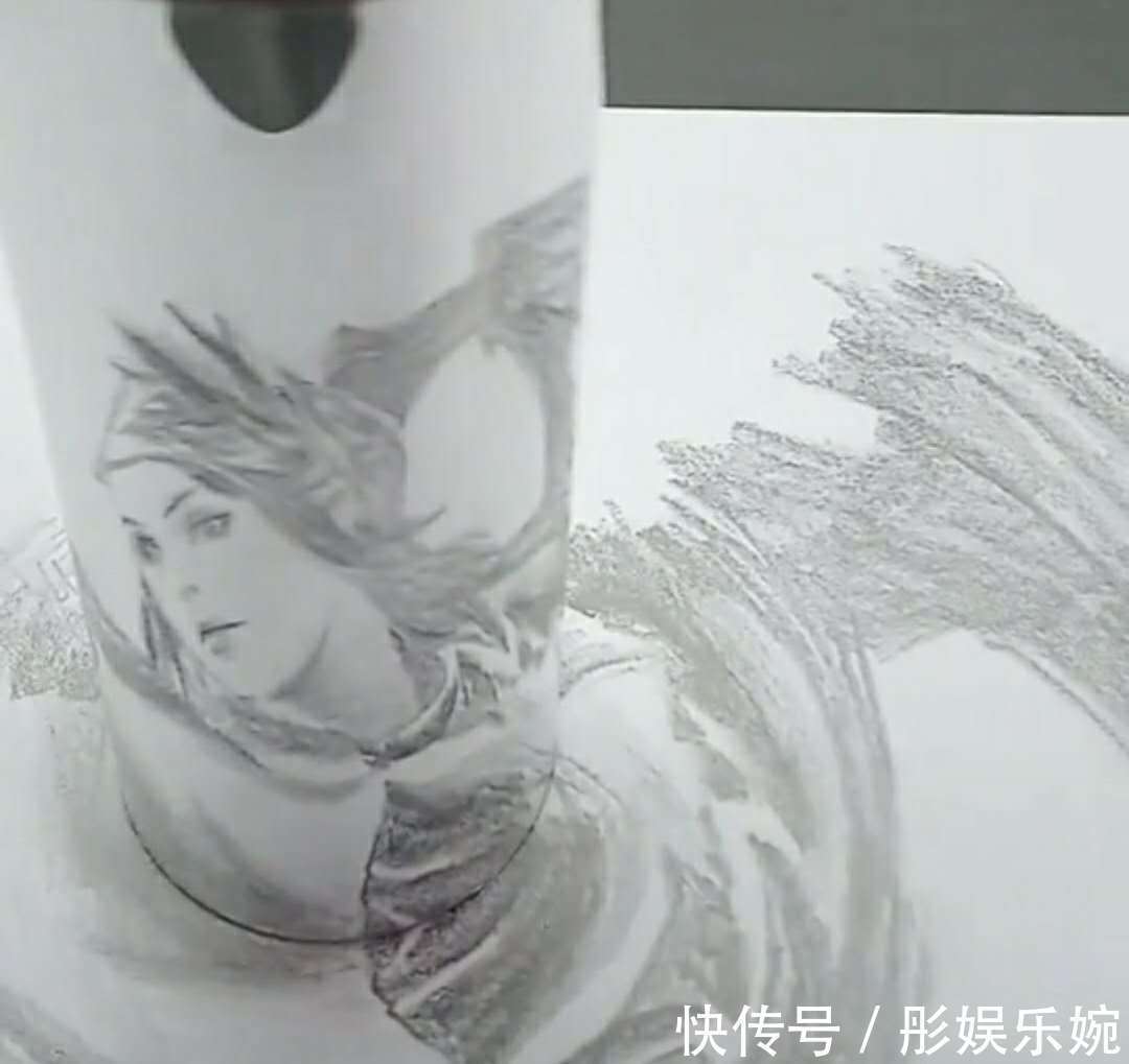 碳素笔$本以为美术生在乱画,放上保温杯后成了王者,成品很惊艳