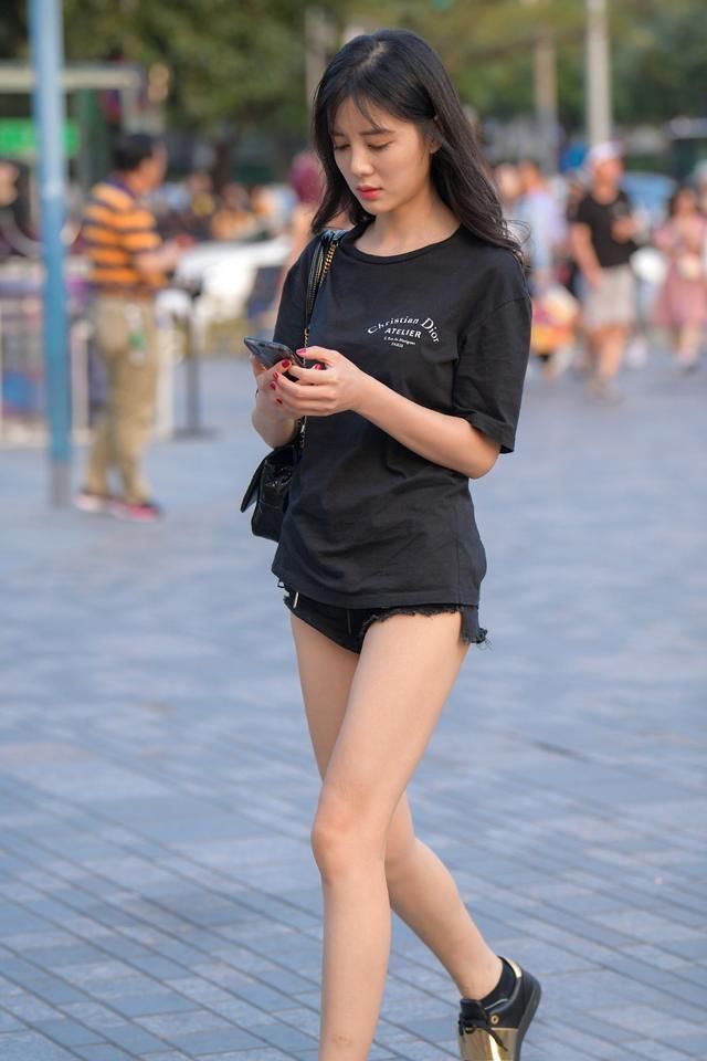 夏季|短袖衫搭配牛仔短裤,穿出简约靓丽的大长腿,夏季女生喜欢的搭配