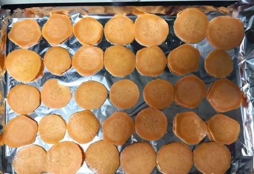 不油炸，热的时候红薯片是软的，简单几步，又酥又脆