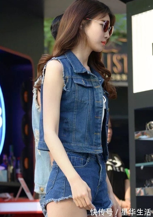 小姐姐 一身简约的牛仔装,给人带来一种青春活力的好气质