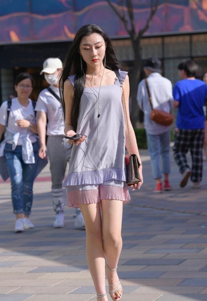 街拍美女:优雅潇洒的外在美,轻盈短裙才能自然展现