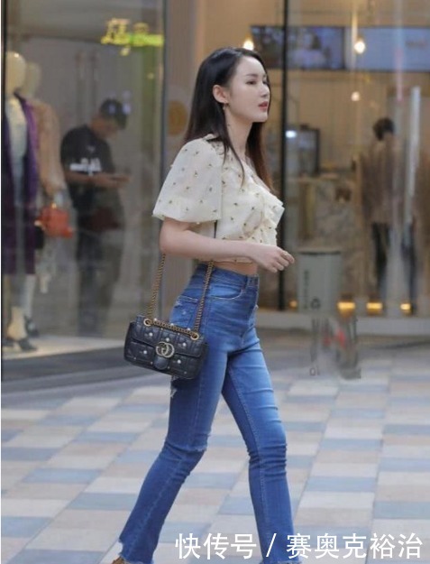 而也就使得|街拍:貌美肤白的小姐姐,大长腿十分亮眼,让人心动的感觉