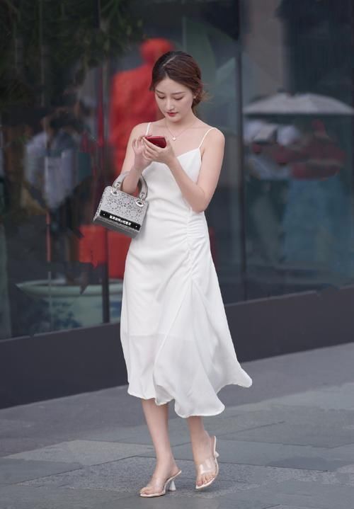 一件白色丝绸吊带长裙,小姐姐美的让人不敢亵渎