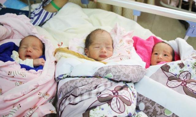 夫妻二人|爸爸姓宫,给三胞胎取名愁坏了父母,爷爷随口一取,全家点赞