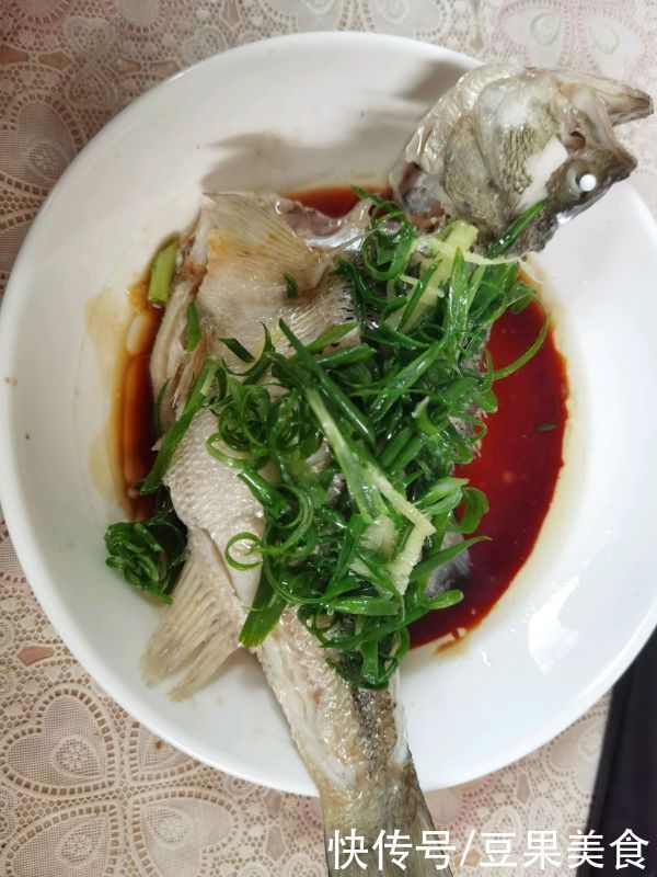 让你停不下筷子的家庭版清蒸鲈鱼