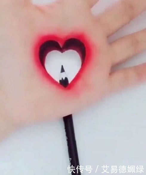 伤口#美术生都是“秀儿”吗?手掌作画玩出新花样,魔鬼看了都惭愧